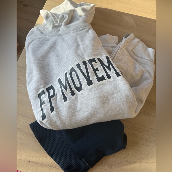 FP movement victory set sweater + biker shorts - Picture 2 of 6